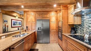 Deluxe Condo, 2 Bedrooms, Patio, Mountain View (102) | Private kitchen | Full-size fridge, microwave, oven, stovetop