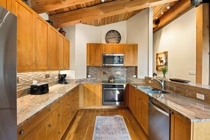 Deluxe Condo, 2 Bedrooms, Balcony, Mountain View (312) | Dapur peribadi | Peti sejuk/penyejuk beku saiz penuh, ketuhar gelombang mikro, ketuhar 