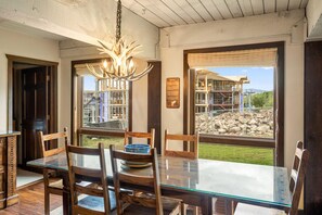 Condo Deluxe, 3 chambres, patio, vue sur la montagne (101) | Repas dans la chambre
