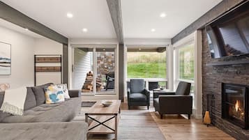 Luxury Condo, 3 Bedrooms, Patio, Mountain View (110) | Living area | 42-inch flat-screen TV with cable channels, fireplace