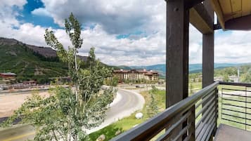 Standard Condo, 4 Bedrooms, Balcony, Mountain View (201) | Terrace/patio