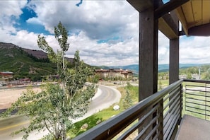 Deluxe-Apartment, 4 Schlafzimmer, Balkon, Bergblick (201) | Terrasse/Patio