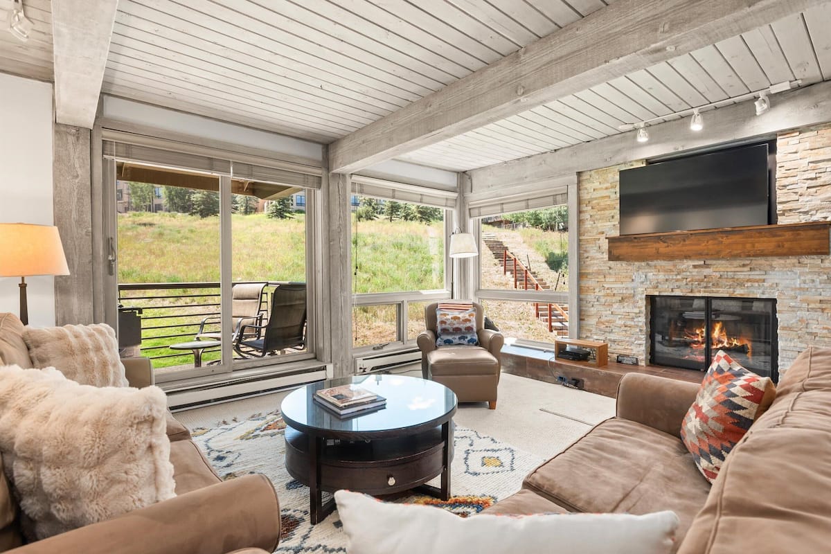 Deluxe Condo, 2 Bedrooms, Balcony, Mountain View (306) | Living area