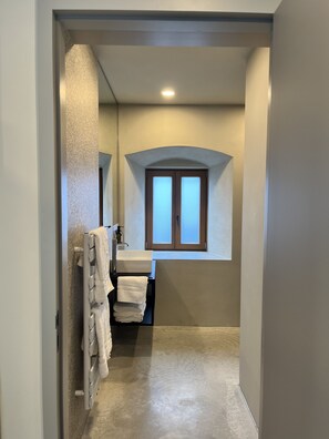 Dusche, Haartrockner, Handtücher, Seife