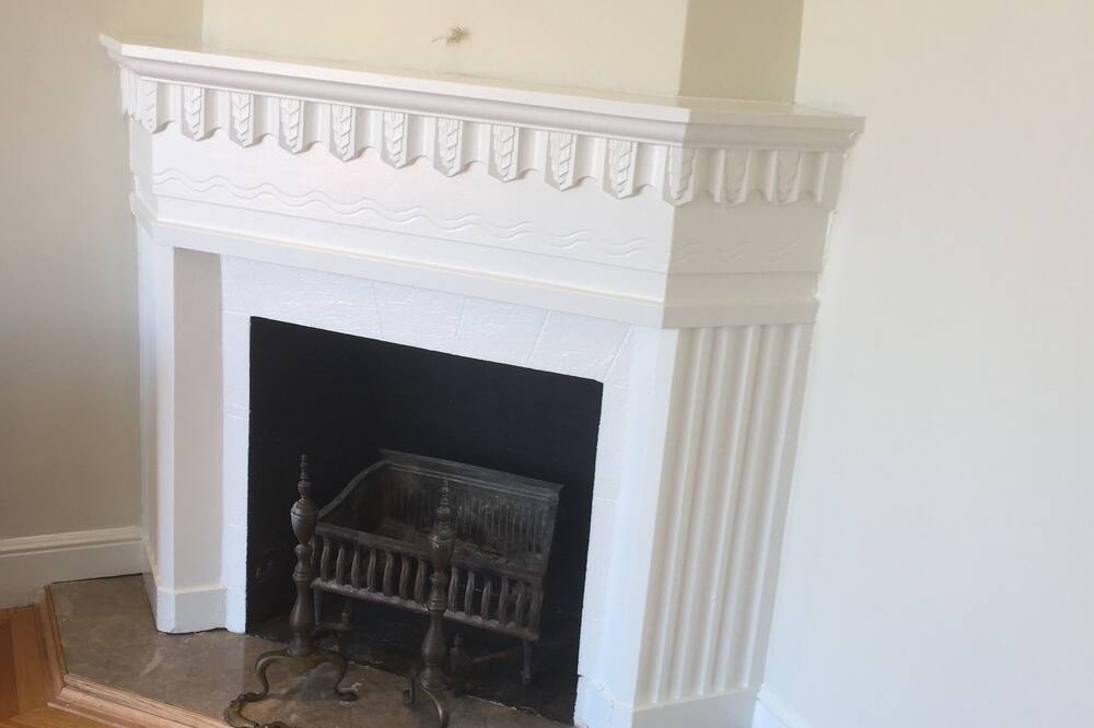 Beautiful city views, ideally located in center of Potrero Hill restaurant area!