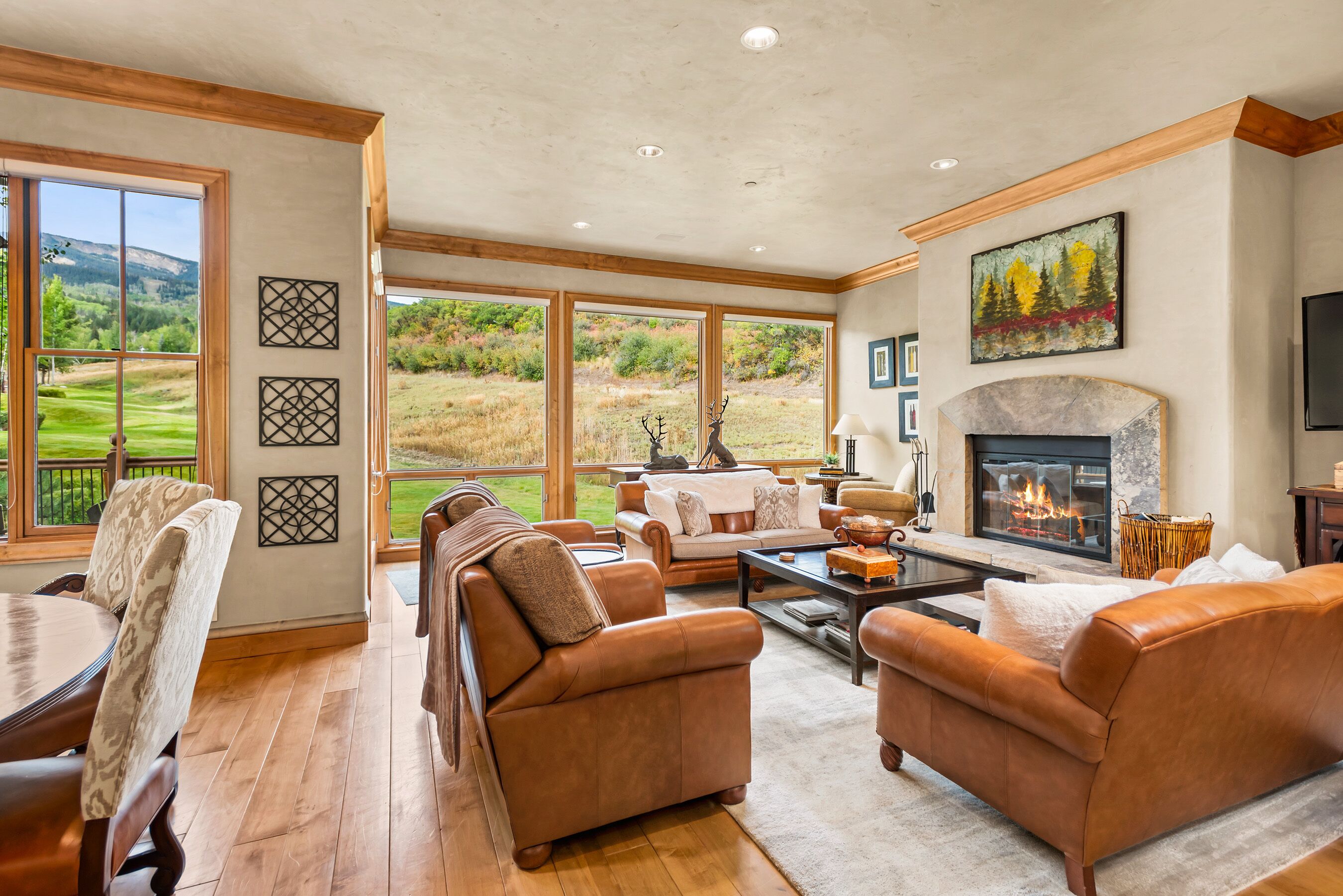 Townhouse Mewah, 4 kamar tidur, hot tub, tepi tebing | Area keluarga | Televisi layar datar 42-inci dengan saluran TV kabel dan perapian