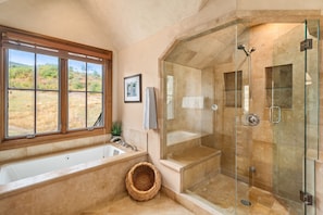 Luxus-Stadtwohnung, 4 Schlafzimmer, Whirlpool, Hanglage | Badezimmer | Kostenlose Toilettenartikel, Handtücher, Seife, Shampoo