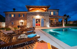 Pool - Stunning home in Bale (Bale)