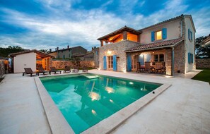 Pool - Stunning home in Bale (Bale)