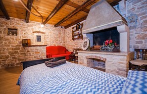 4 quartos, ferros/tábuas de passar roupa, berço de viagem