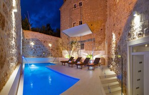 Et oppvarmet basseng