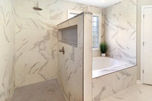 シャワー、ヘアドライヤー、タオル