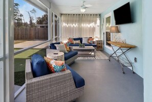 TV, offices - 3 Blocks to Beach, Oasis-Like Private Heated Pool,6 Seat Golf Cart,Putting Green (Port St. Joe)