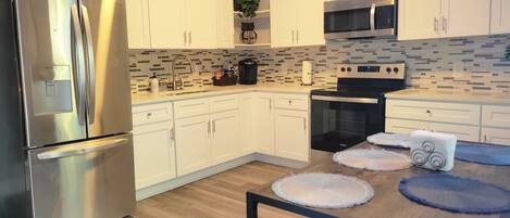 Frigorífico, microondas, horno y placa de cocina