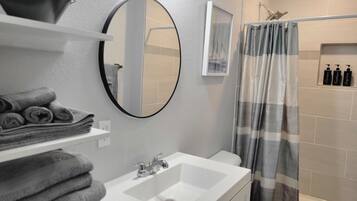 Dutxa, assecador de cabells, tovalloles i sabó