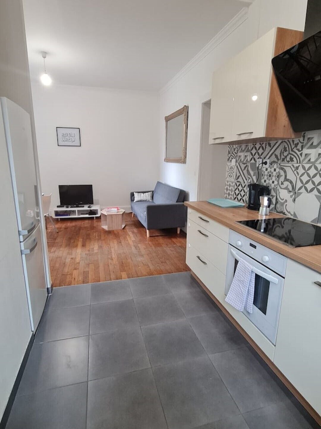 Een koelkast, een oven, een kookplaat, een vaatwasser