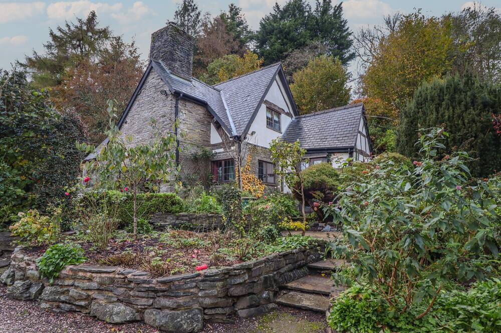 THE FARM HOUSE, pet friendly, character holiday cottage in Beguildy