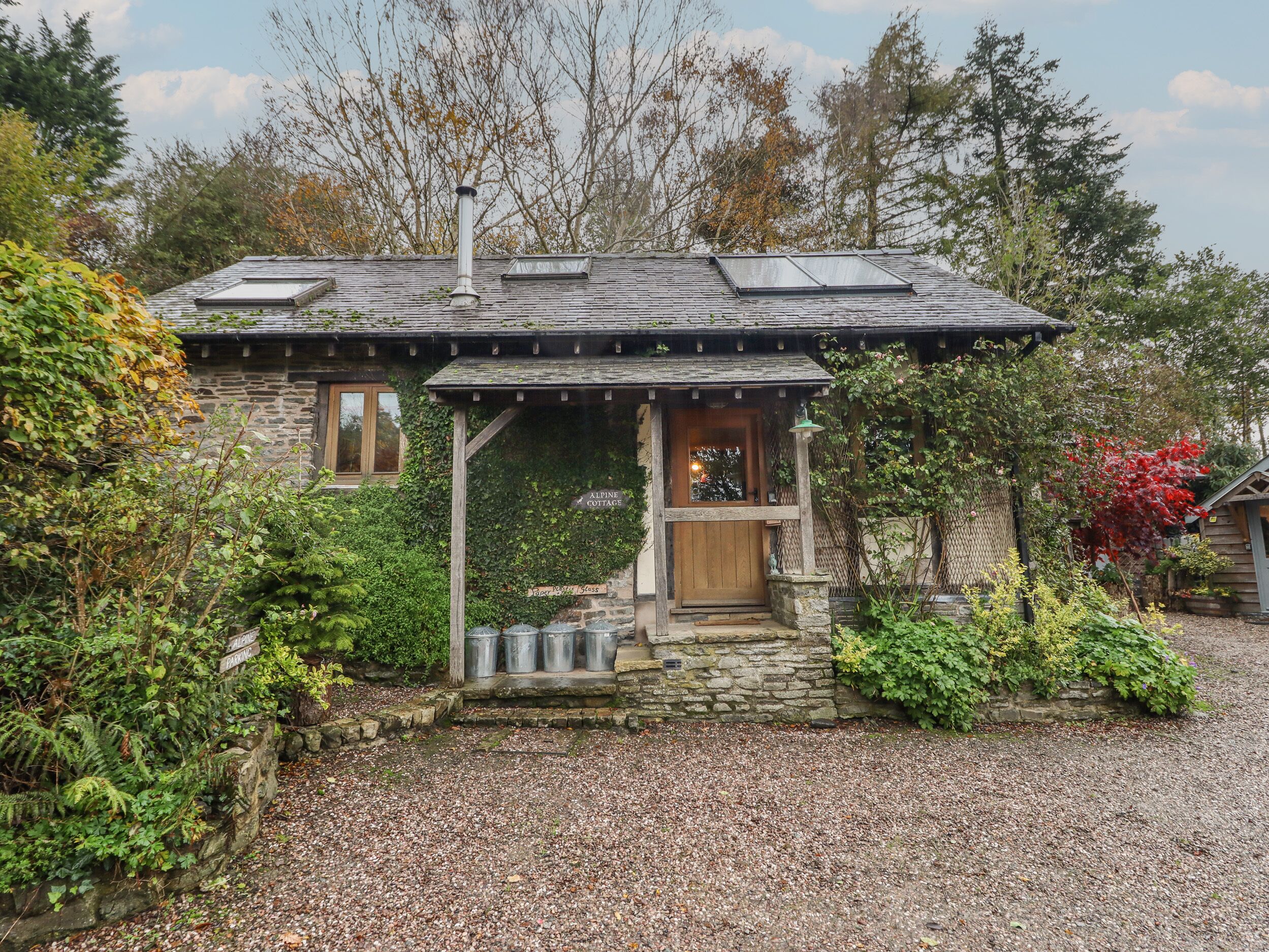 ALPINE COTTAGE, pet friendly, character holiday cottage in Beguildy