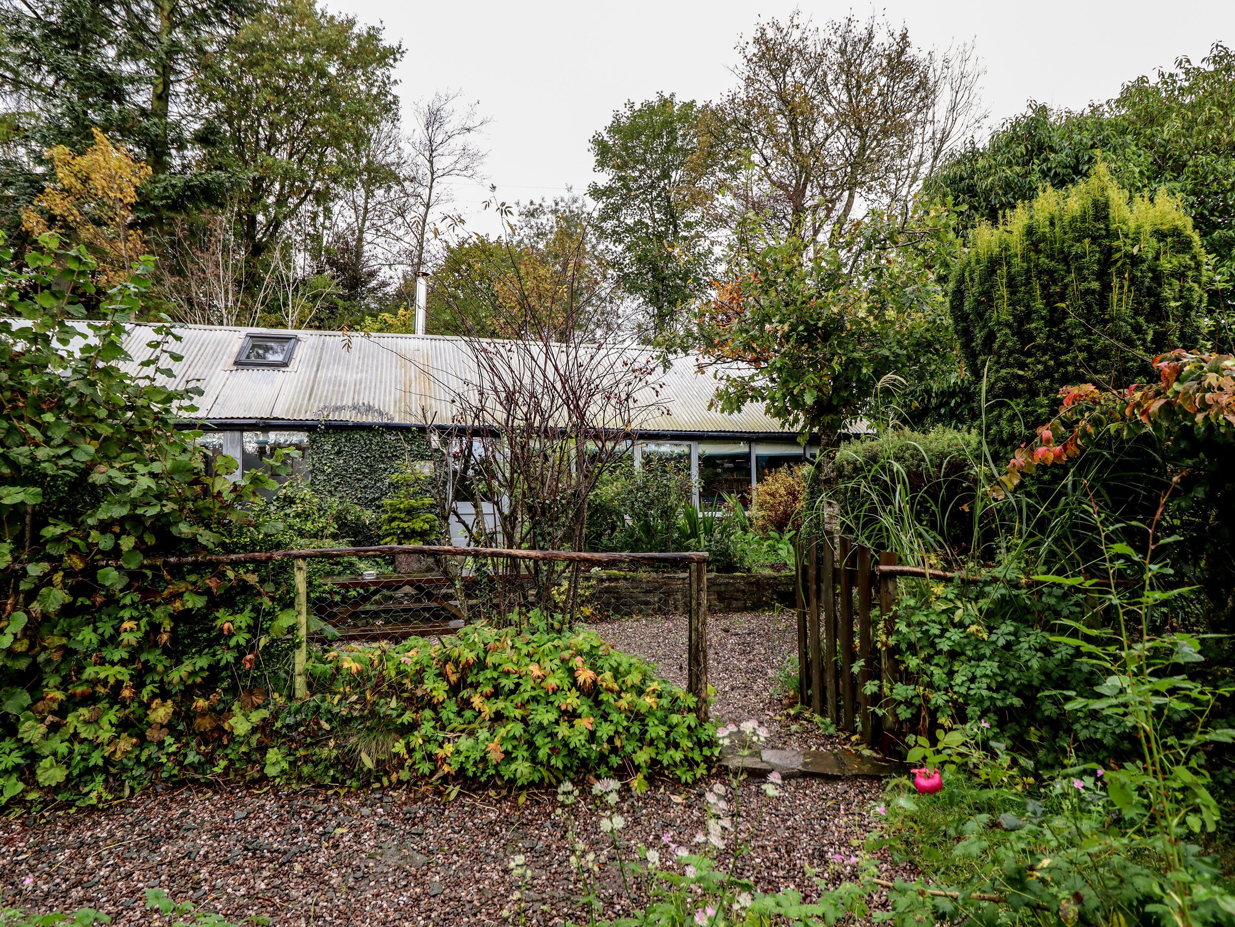 FOREST VIEW BARN, pet friendly, character holiday cottage in Beguildy