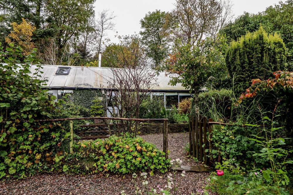 FOREST VIEW BARN, pet friendly, character holiday cottage in Beguildy