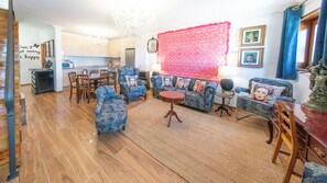 Traditional House, 3 Bedrooms | Ruang tamu | 55 inci televisyen skrin rata dengan kabel, pejabat, pencetak