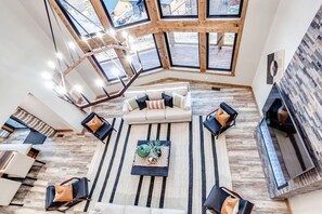 TV connectée, cheminée, jeux vidéo