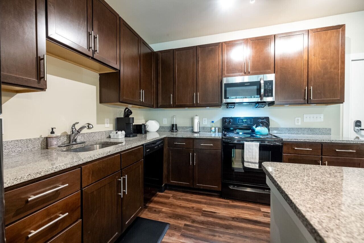 冷蔵庫、電子レンジ、オーブン、コンロ