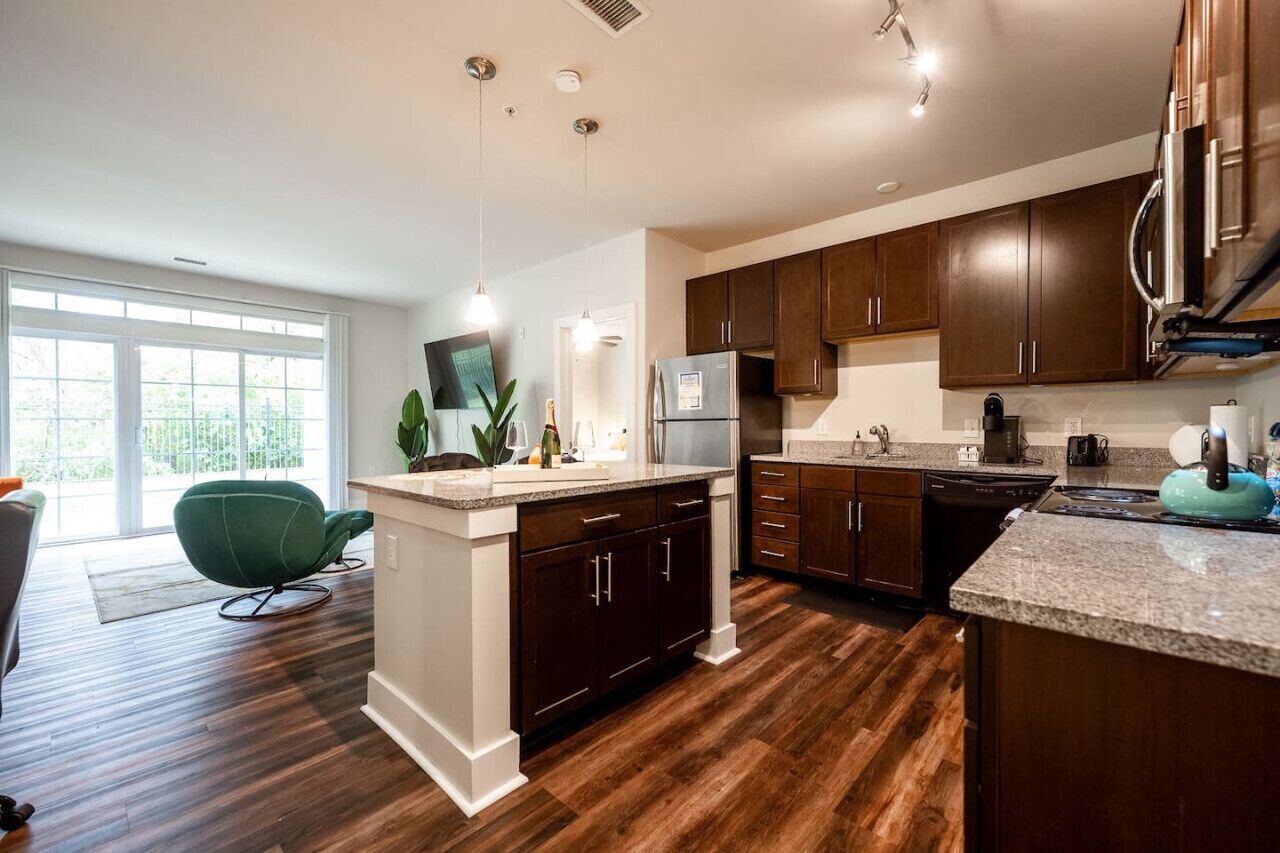 冷蔵庫、電子レンジ、オーブン、コンロ