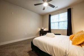 2 habitaciones, escritorio, tabla de planchar con plancha y wifi gratis 