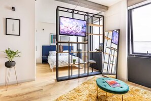 1 slaapkamer, een kluis op de kamer, een strijkplank/strijkijzer, wifi