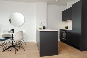 Business Apartment, 1 Bedroom | Private kitchen | Full-sized fridge, microwave, oven, stovetop - City Apartments by Dublin At Home (Dublin)