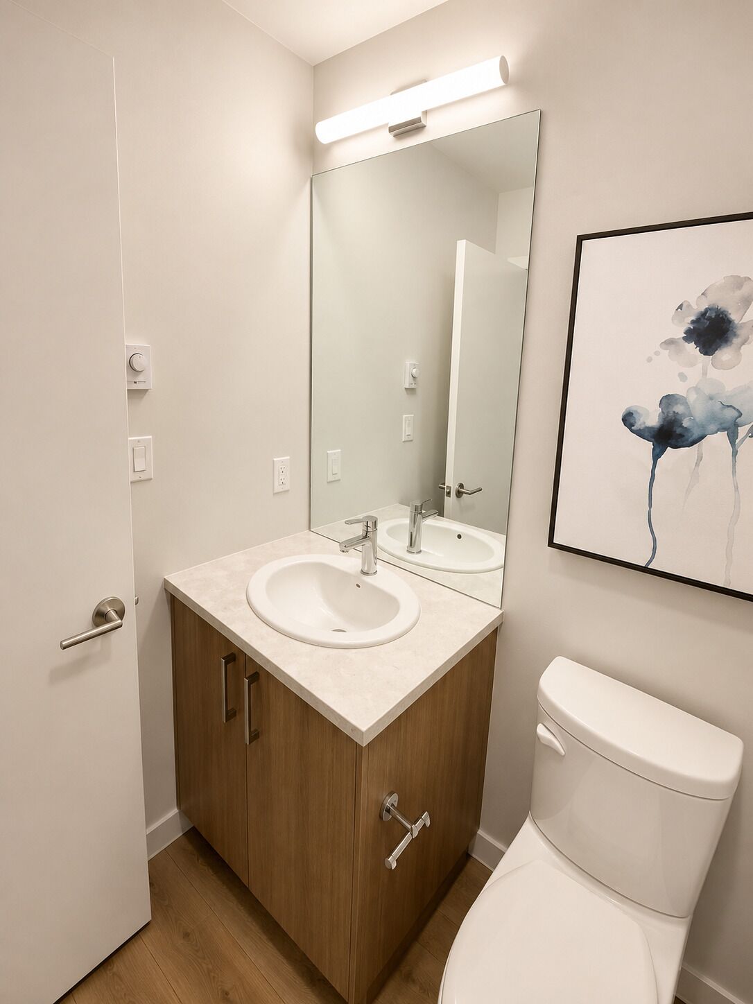Séchoir à cheveux, serviettes fournies, shampooing, papier de toilette