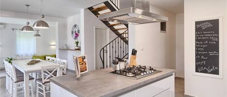 Fridge, oven, stovetop, dishwasher