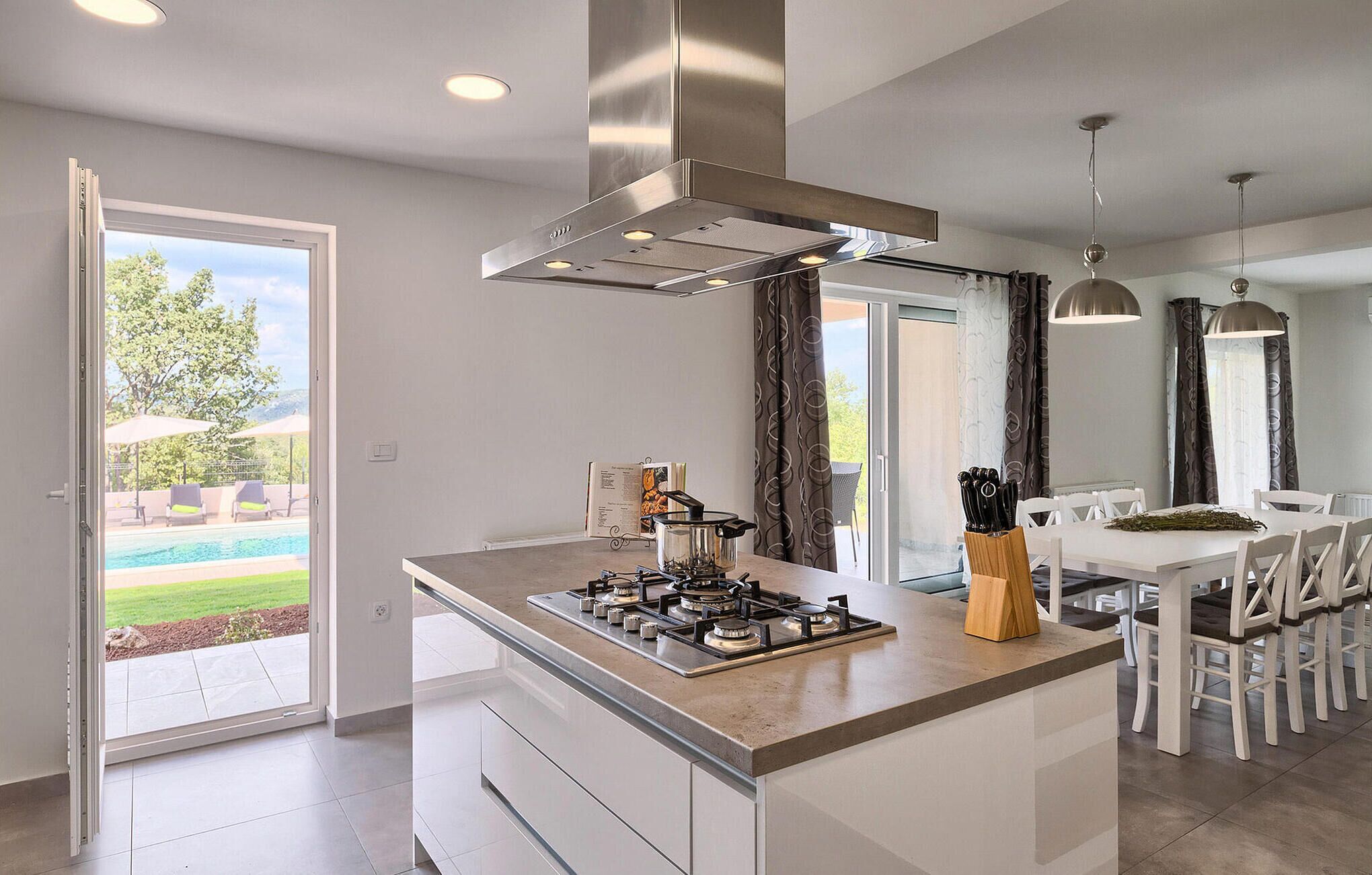 Réfrigérateur, four, plaque de cuisson, lave-vaisselle