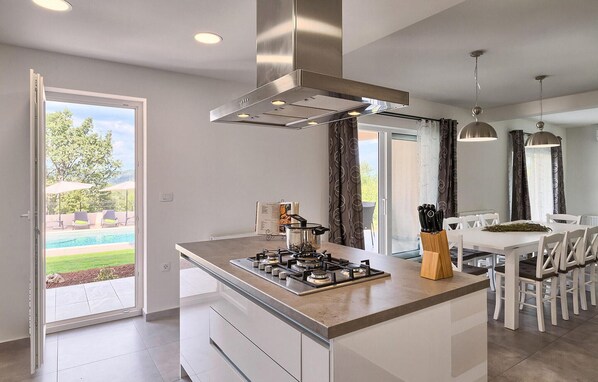 Refrigerador, horno, parrilla de estufa y lavavajillas