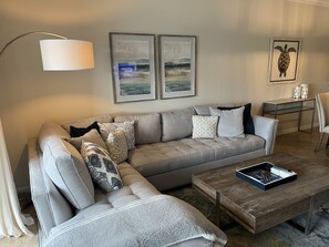 Smart TV - Stunning condo in beautiful TPC golf resort with large pool, spa and fitness (Naples)