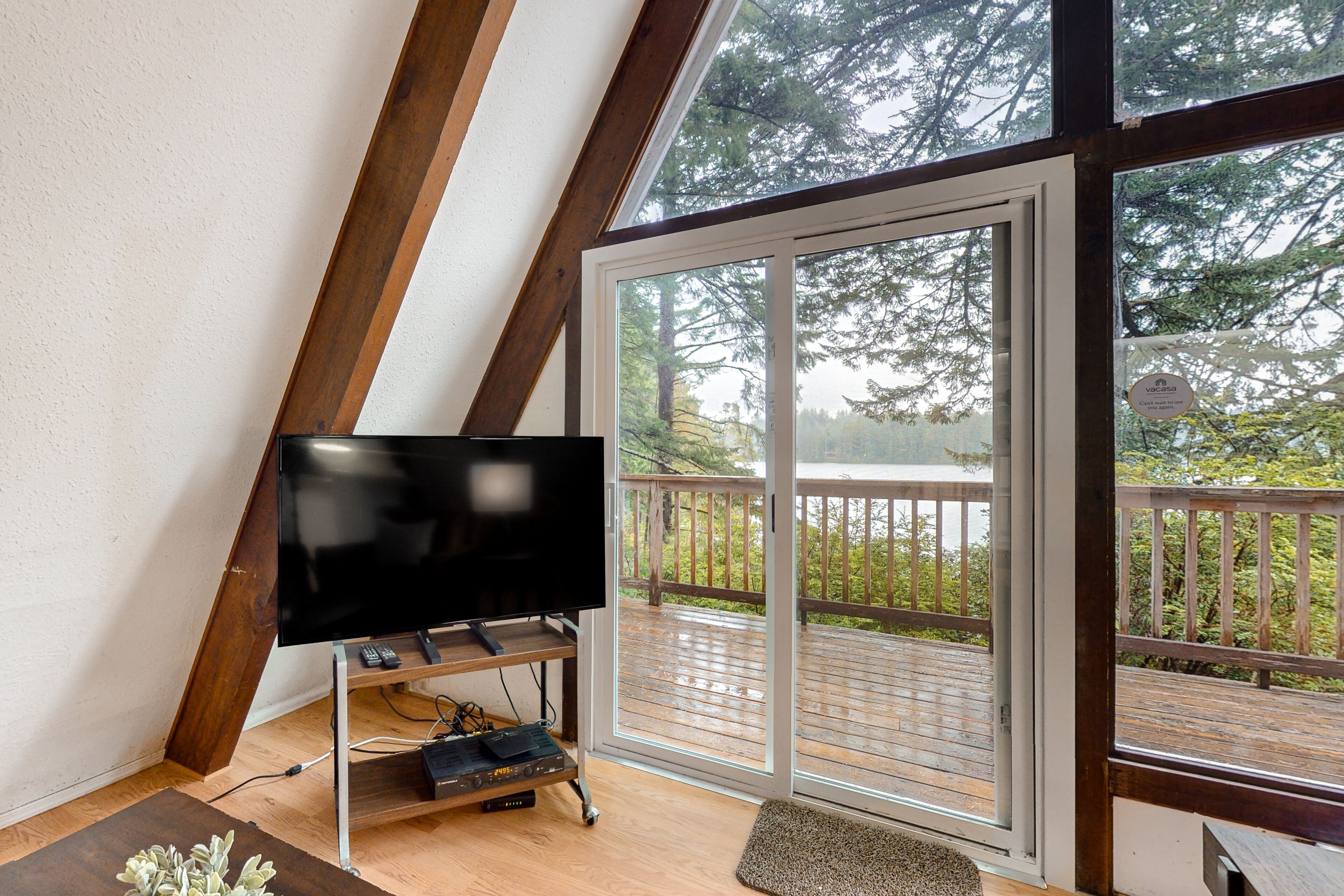 Fernseher, DVD-Player, Tischfußball, Bücher