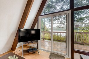 TV, DVD-spiller, fotballspill og bøker