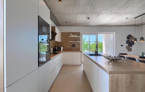 Kjøleskap, oppvaskmaskin og kaffetrakter/tekoker