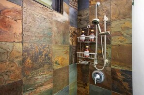 Douche, articles de toilette écologiques, sèche-cheveux