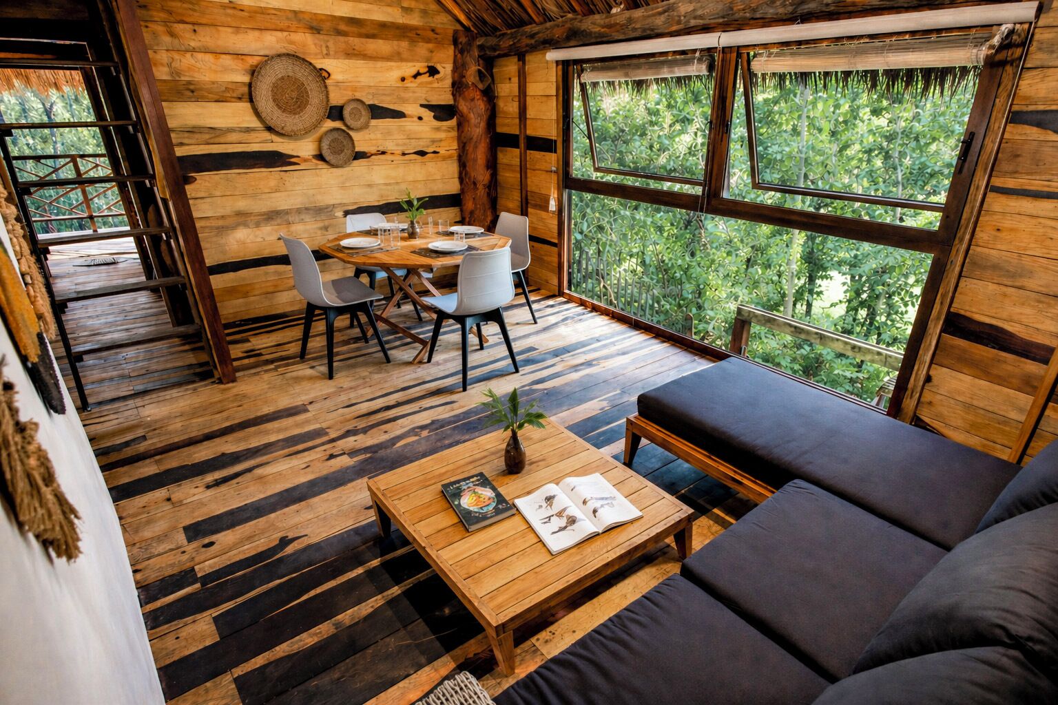 Exclusive-Baumhaus, Mehrere Betten, Terrasse, Zwischengeschoss | Wohnbereich | Bücher