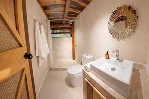 Rumah Pohon Eksklusif, Beberapa Tempat Tidur, teras, lantai mezzanine | Kamar mandi | Shower, handuk, sabun, dan sampo