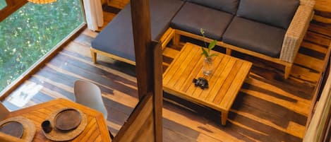 Cabane dans un arbre exclusive, Plusieurs lits, terrasse, en mezzanine | Aire de séjour | Livres