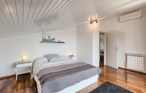 5 bedrooms, iron/ironing board, travel crib, free WiFi
