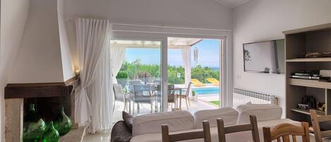 Tv, dvd-spelare och en stereo