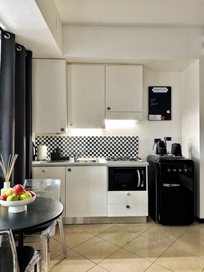 Geladeira, micro-ondas, cooktop, lava-louças