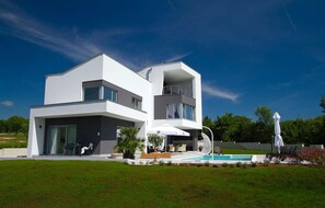 المنشأة من الخارج