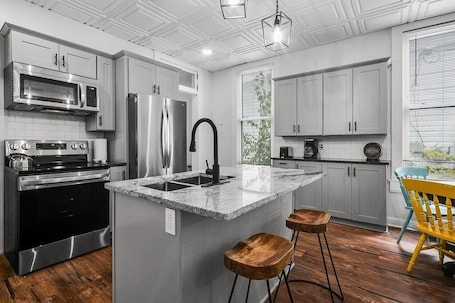 Fridge, microwave, oven, stovetop. Preston Retreat - Convenient Germantown Location
