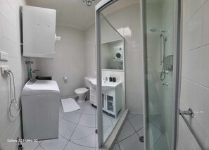 Een douche, een haardroger, handdoeken