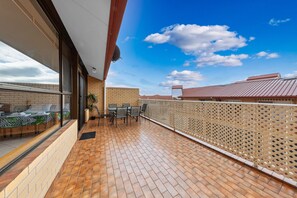 Outdoor dining - Entire Apartment with Large Balcony, Huge Bedroom and Kitchenette (Canberra)